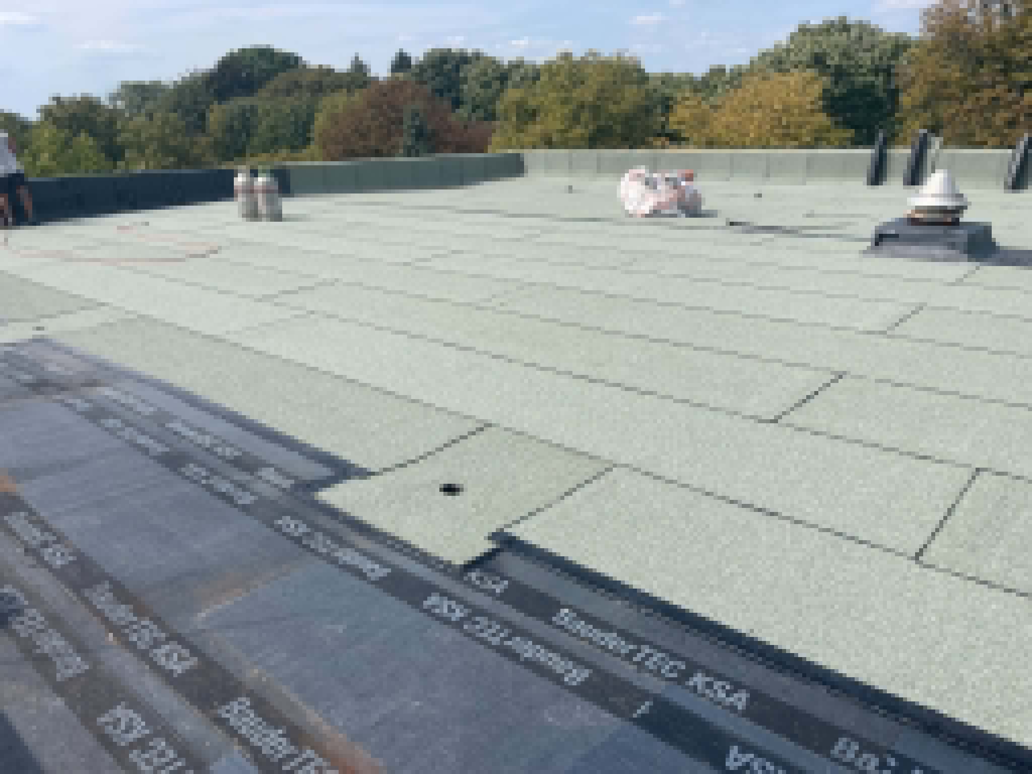 EPDM réteggel fedett lapos tető fotója